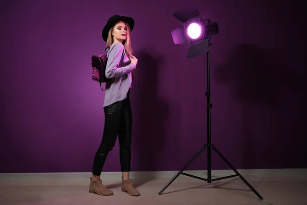 Trendy Jonge Vrouw Buurt Van Violet Wand — Stockfoto