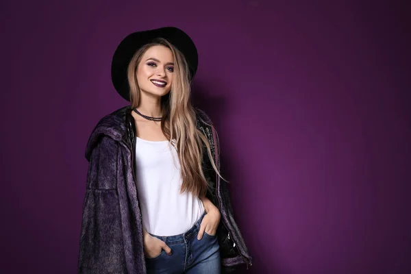 Trendy Jonge Vrouw Violette Achtergrond — Stockfoto