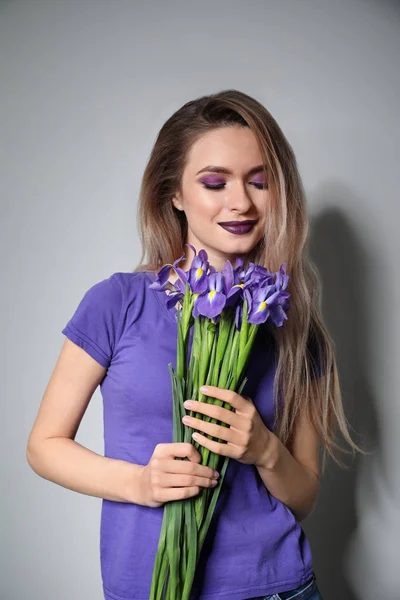Vacker Ung Kvinna Med Bukett Blommor Grå Bakgrund — Stockfoto