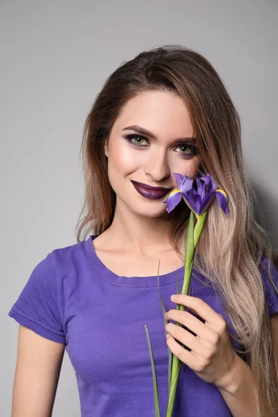 Mulher Bonita Com Flor Fundo Cinza — Fotografia de Stock