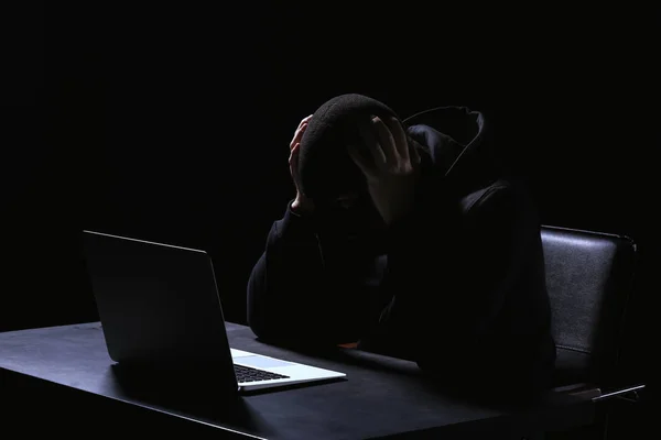 Emotionaler Hacker Mit Laptop Tisch Vor Dunklem Hintergrund — Stockfoto