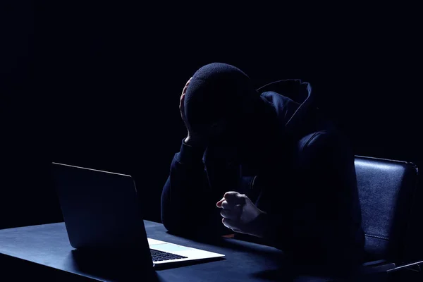 Hacker Emocional Com Laptop Sentado Mesa Fundo Escuro — Fotografia de Stock