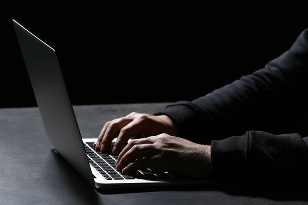 Professionelle Hacker Mit Laptop Tisch Sitzend Auf Dunklem Hintergrund Nahaufnahme — Stockfoto