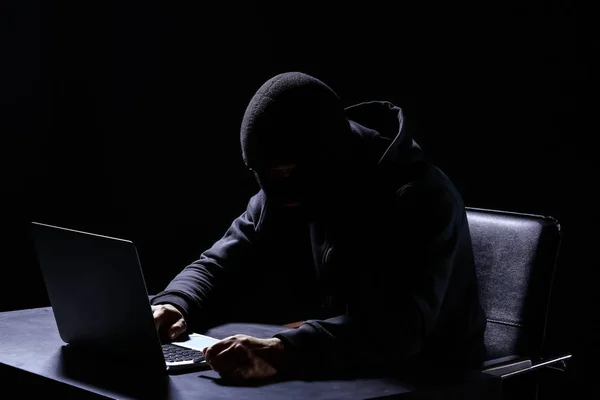 Professionell Hacker Med Laptop Sitter Vid Bord Mörk Bakgrund — Stockfoto