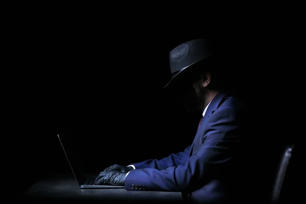 Hacker Profissional Com Laptop Sentado Mesa Fundo Escuro — Fotografia de Stock
