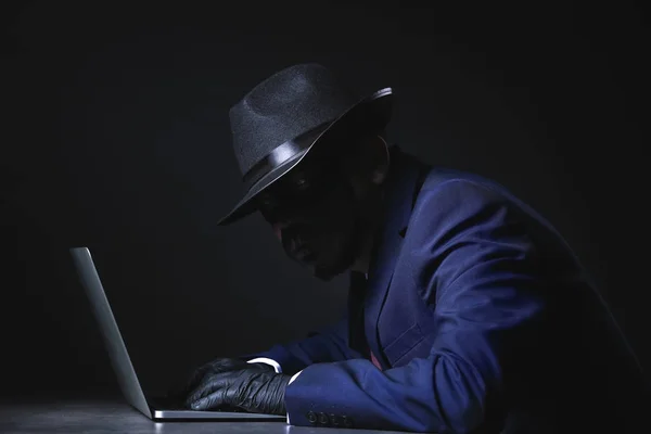 Hacker Profissional Com Laptop Sentado Mesa Fundo Escuro — Fotografia de Stock