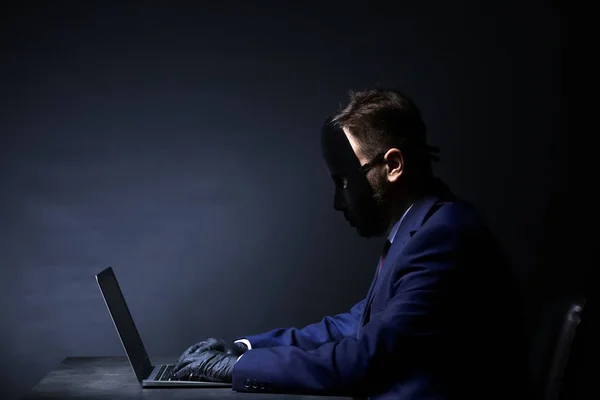 Hacker Profissional Com Laptop Sentado Mesa Fundo Escuro — Fotografia de Stock