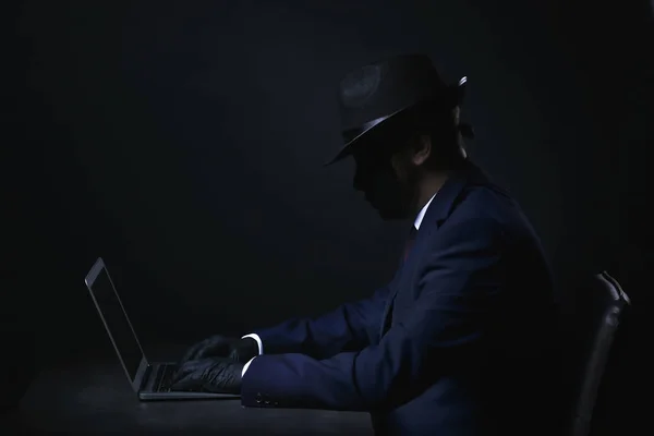 Hacker Profissional Com Laptop Sentado Mesa Fundo Escuro — Fotografia de Stock