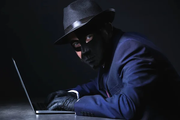 Hacker Profissional Com Laptop Sentado Mesa Fundo Escuro — Fotografia de Stock