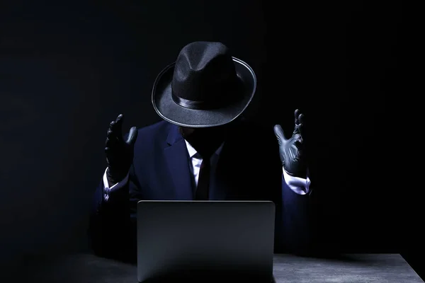 Hacker Profesional Con Portátil Sentado Mesa Sobre Fondo Oscuro —  Fotos de Stock