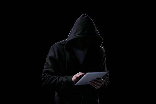 专业黑客与平板电脑 黑暗背景 — 图库照片