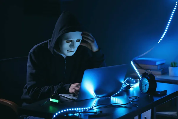Hacker Profissional Usando Laptop Quarto Escuro — Fotografia de Stock
