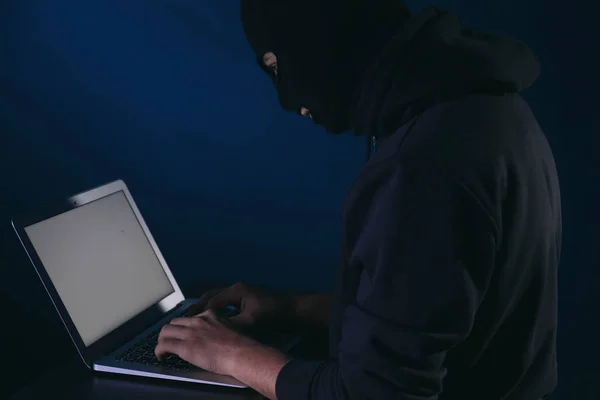 Hacker Profissional Com Laptop Fundo Escuro — Fotografia de Stock