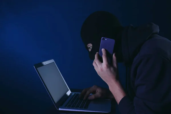 Hacker Profesional Con Teléfono Móvil Usando Ordenador Portátil Fondo Oscuro — Foto de Stock