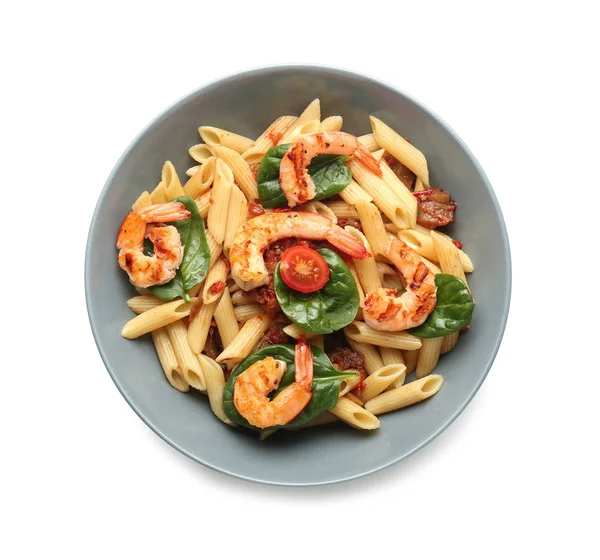 Tabak karides ve beyaz zemin üzerine domates ile lezzetli makarna