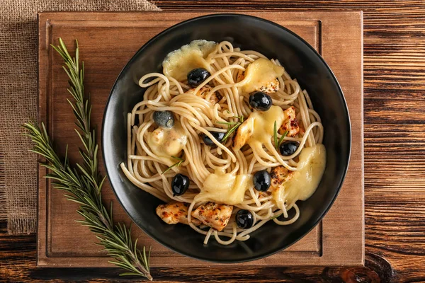 Plate Tasty Pasta Chicken Cheese Olives Wooden Background — Stock Photo, Image