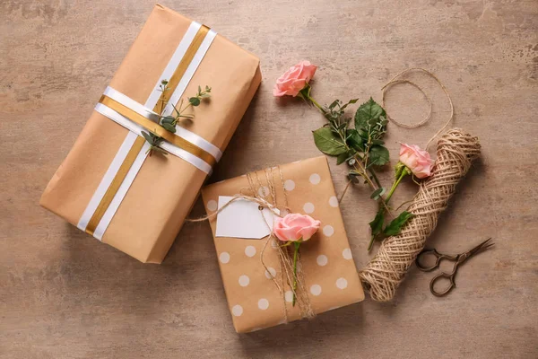Festliche Geschenkboxen Und Blumen Auf Dem Tisch — Stockfoto