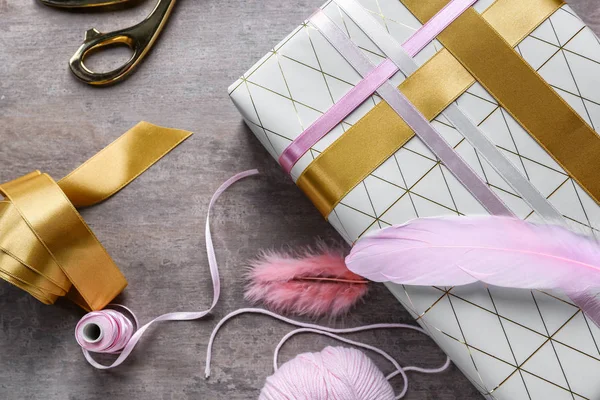 Composición Con Caja Regalo Festiva Sobre Fondo Madera — Foto de Stock