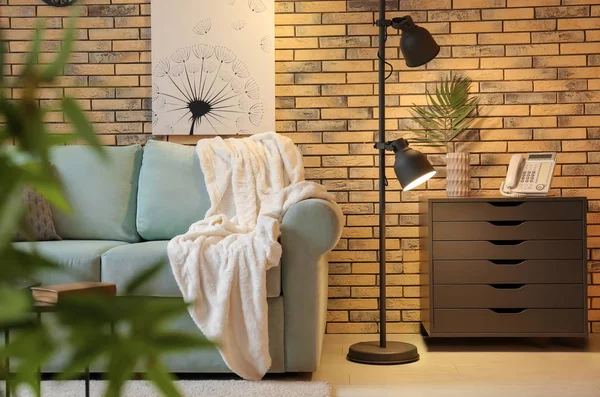 Bequemes Sofa Mit Stehlampe Wohnzimmer — Stockfoto