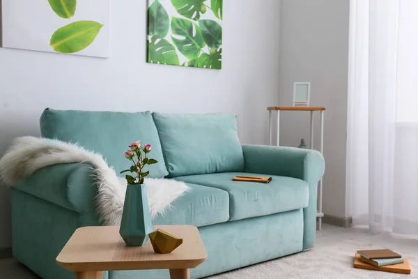 Bequemes Sofa Mit Holztisch Wohnzimmer — Stockfoto