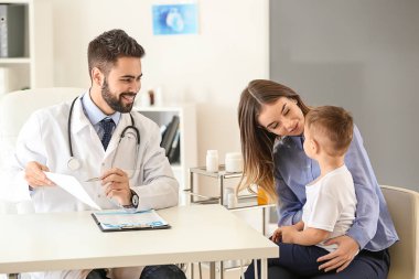 Onun küçük oğlu ziyaret Doktor Kliniği ile Genç Anne