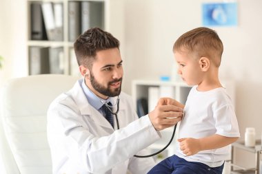 Erkek doktor şirin küçük çocuk kliniği ile çalışma