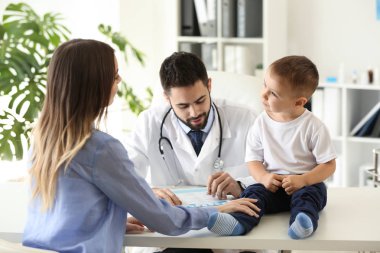 Onun küçük oğlu ziyaret Doktor Kliniği ile Genç Anne
