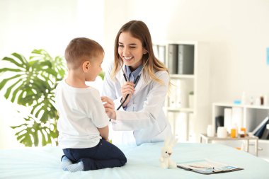 Kadın doktor şirin küçük çocuk kliniği ile çalışma