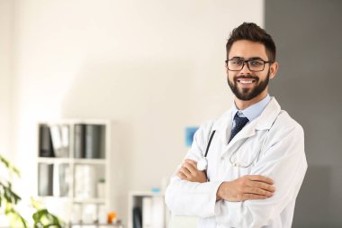 Yakışıklı erkek doktor kliniğinde portresi