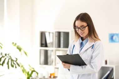 Güzel kadın doktor kliniğinde portresi