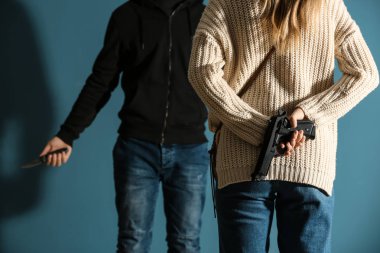 Genç kadın kendini renk arka plan üzerinde erkek haydut tarafından saldırıdan korumak için gidiyor