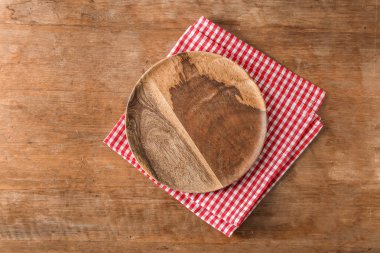 Ahşap masaya boş tabak