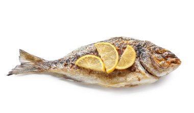 Beyaz arka plan üzerinde limonlu ızgara dorado balık