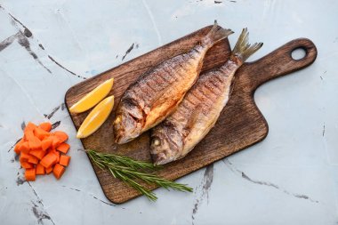 Renk arka plan üzerinde ızgara dorado balık ile kurulu