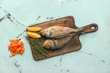 Renk arka plan üzerinde ızgara dorado balık ile kurulu