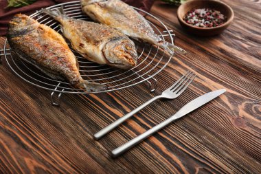 Ahşap arka plan üzerinde ızgara dorado balık ile kabin soğutma