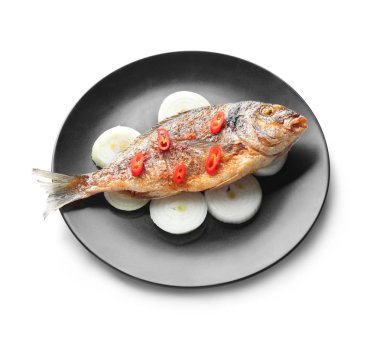 Izgara dorado balık ve sebze beyaz arka plan üzerinde plaka