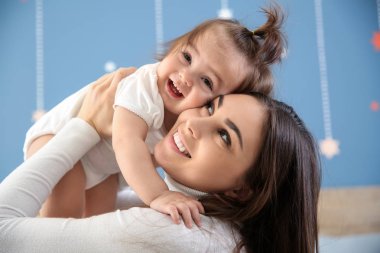 Evde şirin küçük kızıyla birlikte Genç Anne