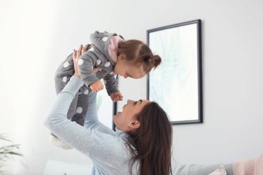 Şirin bebek kız evde annesi ile