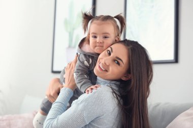 Şirin bebek kız evde annesi ile