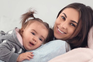 Şirin bebek kız evde annesi ile