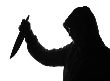 Beyaz arka plan üzerinde keskin bıçak ile kötü adam silüeti