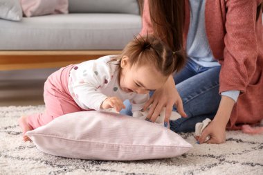 Şirin bebek kız evde annesi ile oynamaktan