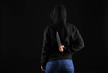 Haydut koyu arka plan üzerinde bıçak ile