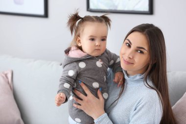 Şirin bebek kız evde annesi ile