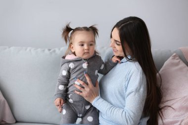 Şirin bebek kız evde annesi ile