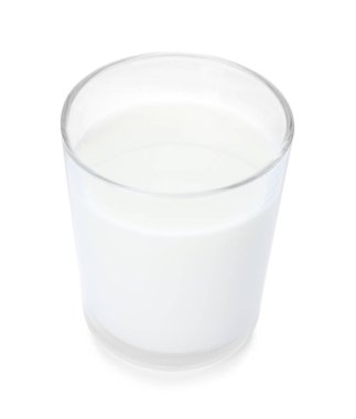 Beyaz arka planda bir bardak taze süt