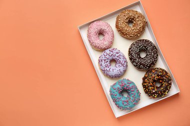 Kutusunda renk arka plan üzerinde tatlı lezzetli börekler