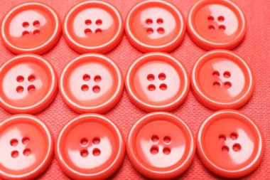 Kumaş üzerine birçok mercan düğmeleri