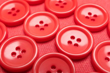 Kumaş üzerine birçok mercan düğmeleri